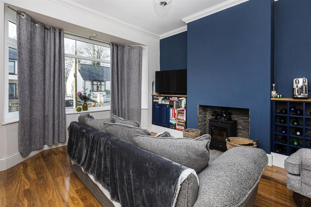 Property photo 2 of 25 Living Room