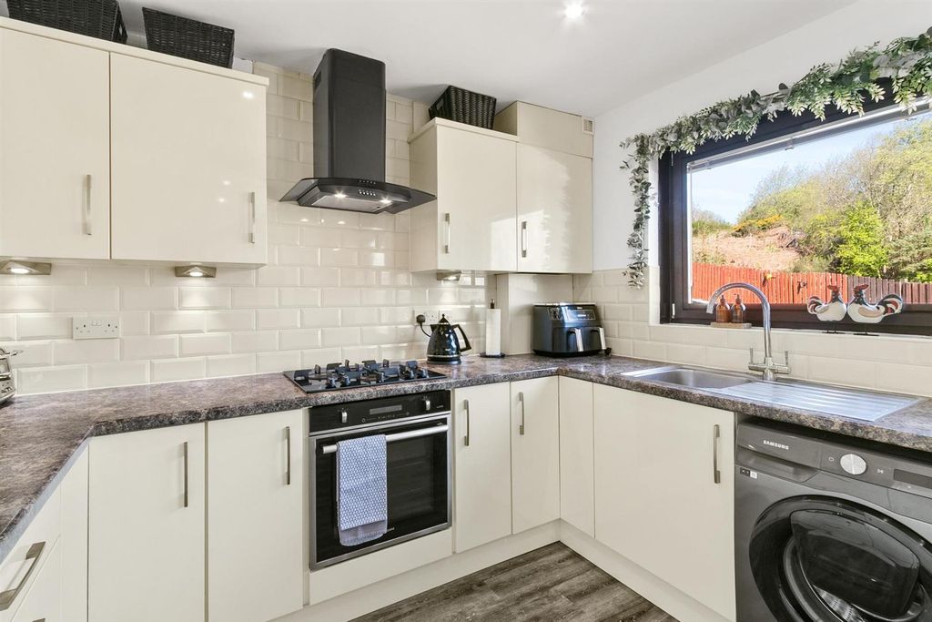 Property photo 3 of 27