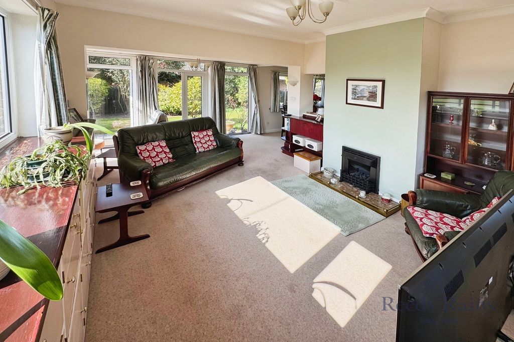 Property photo 3 of 37 Lounge