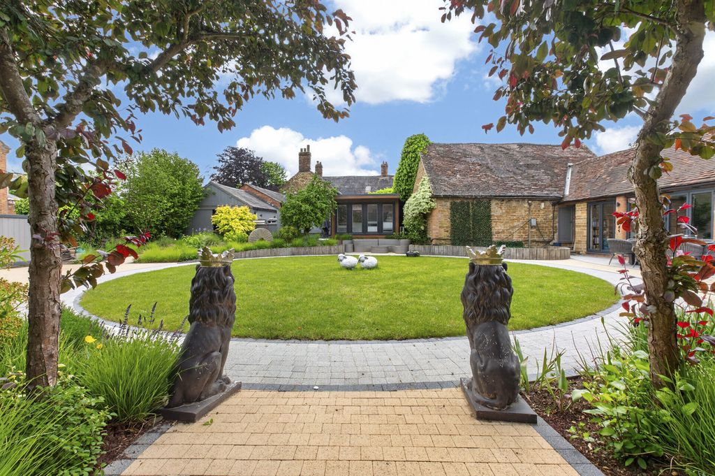 Property photo 2 of 34