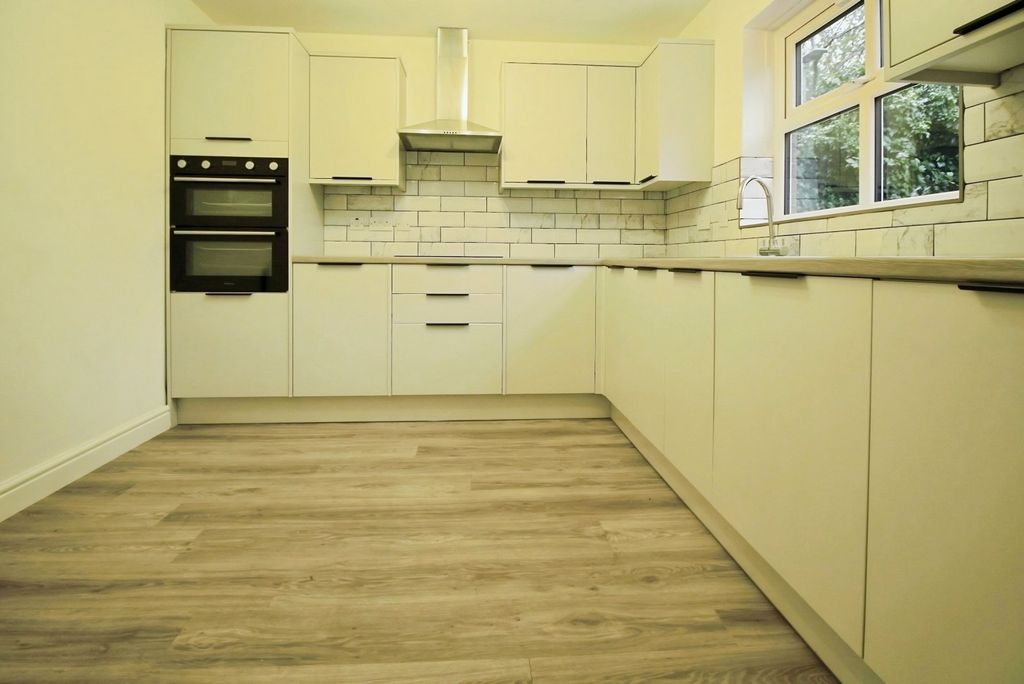 Property photo 2 of 21 Kitchen