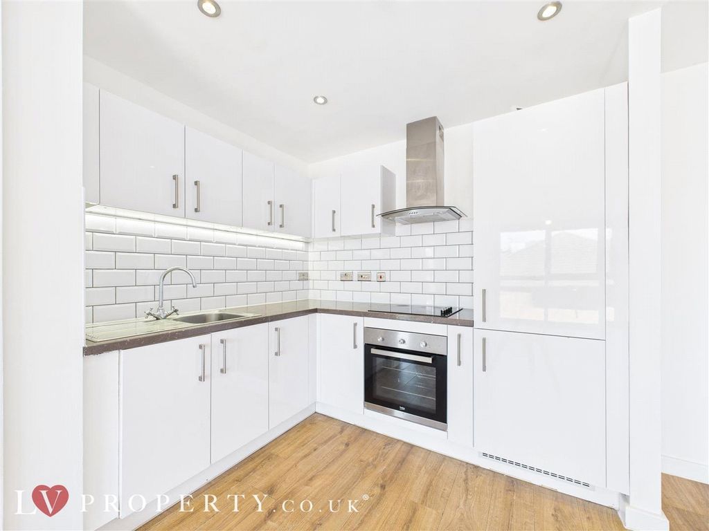 Property photo 2 of 12 Cam05016G0-Pr0097-St