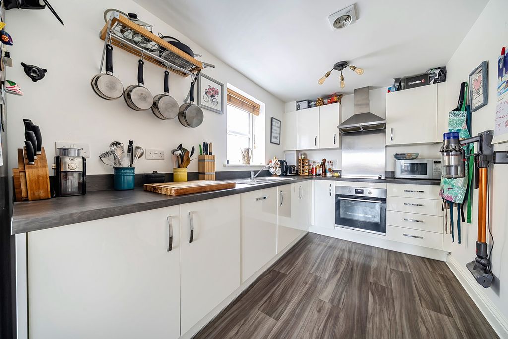 Property photo 2 of 21 Kitchen