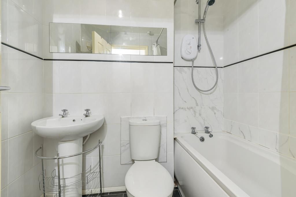 Property photo 2 of 10 Bathroom