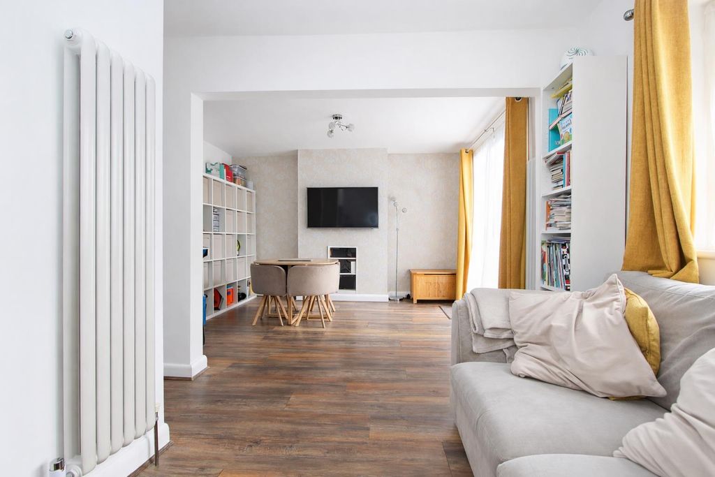 Property photo 2 of 20 Lounge c.Jpg