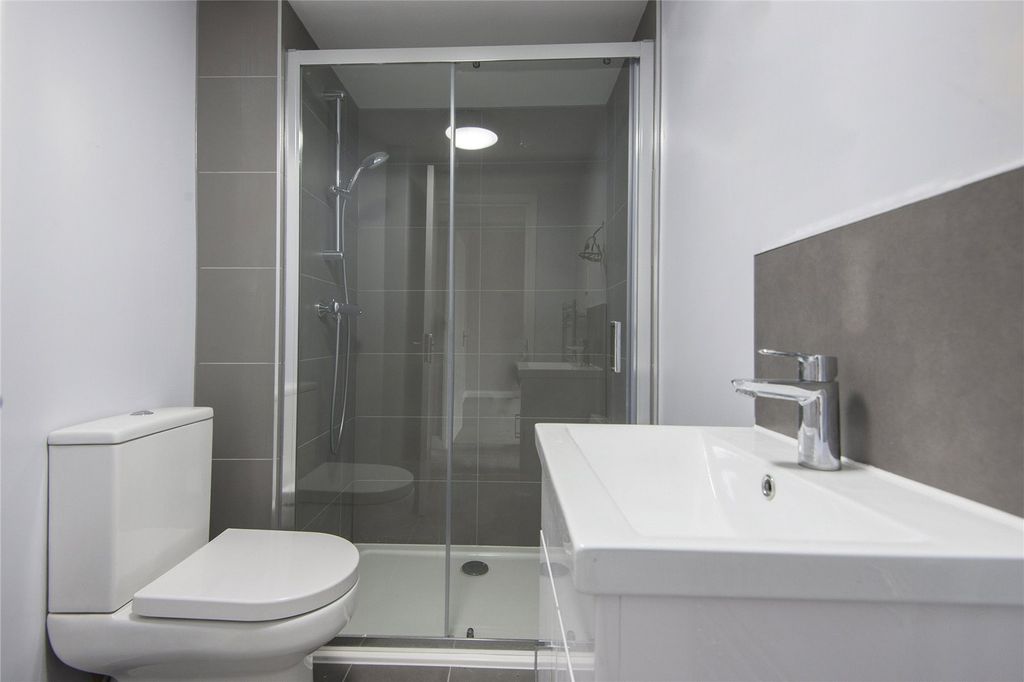 Property photo 3 of 7 Shower