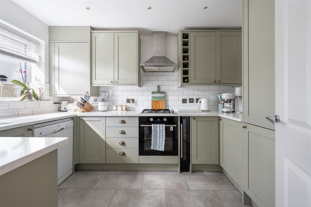 Property photo 3 of 27 Becket Close, E18