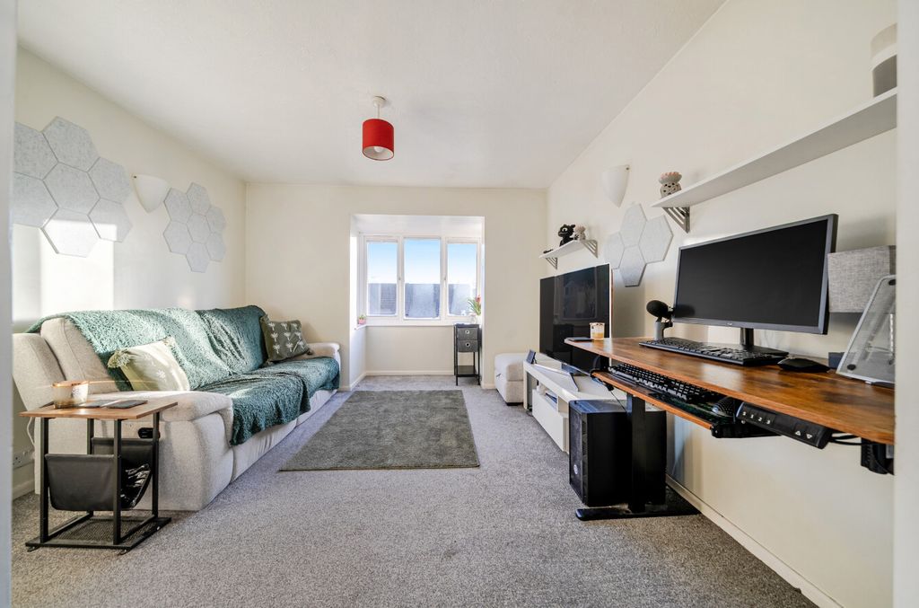 Property photo 3 of 9 1396599-9-695E343...