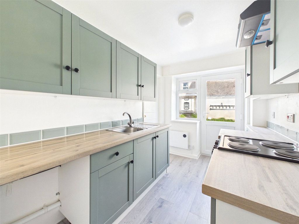 Property photo 3 of 10 Kitchen