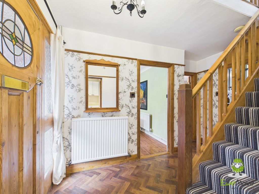 Property photo 3 of 34 Ewemove Estate Agents Basingstoke - 162 Winchester