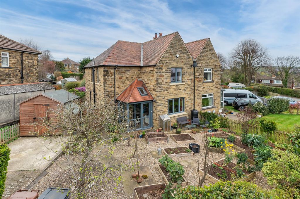 Property photo 1 of 27 Moorland Crescent