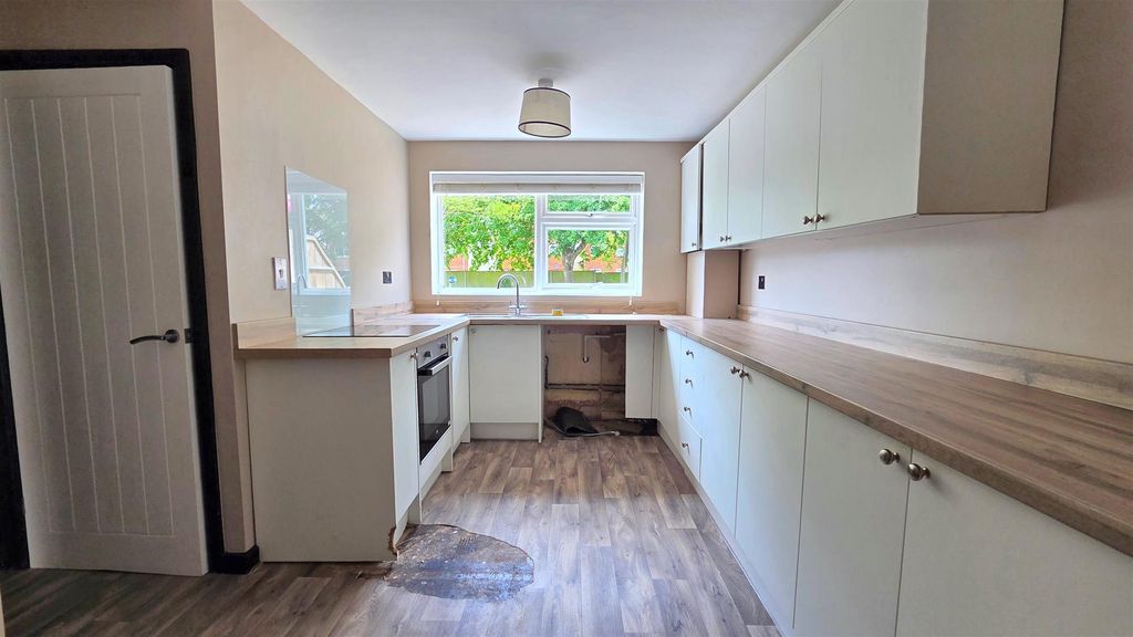 Property photo 3 of 11 Kitchen