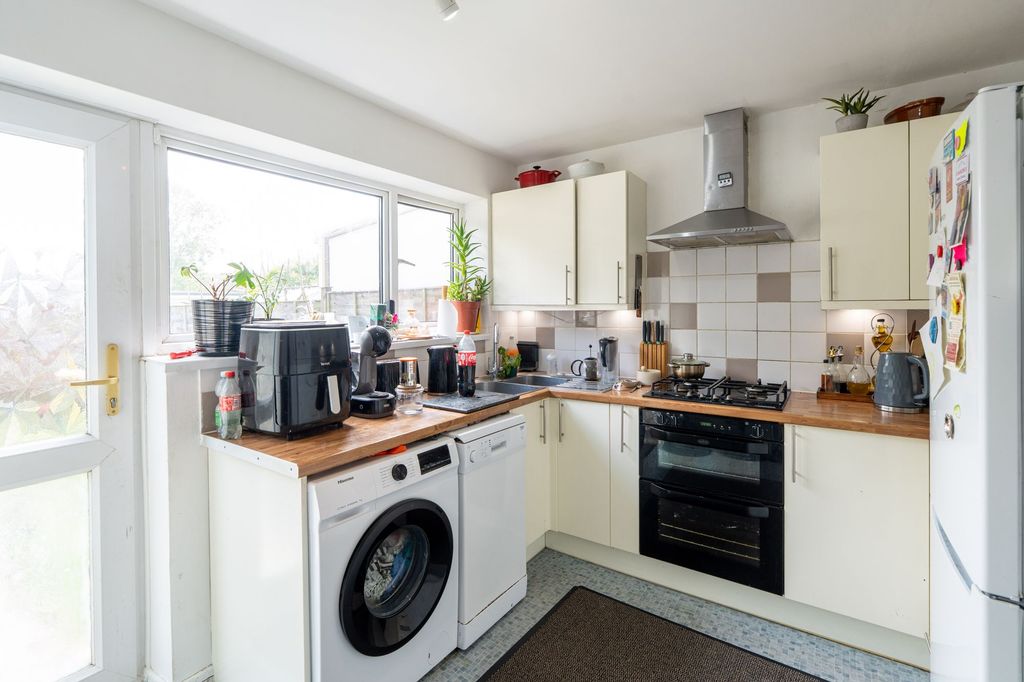 Property photo 3 of 10 Kitchen