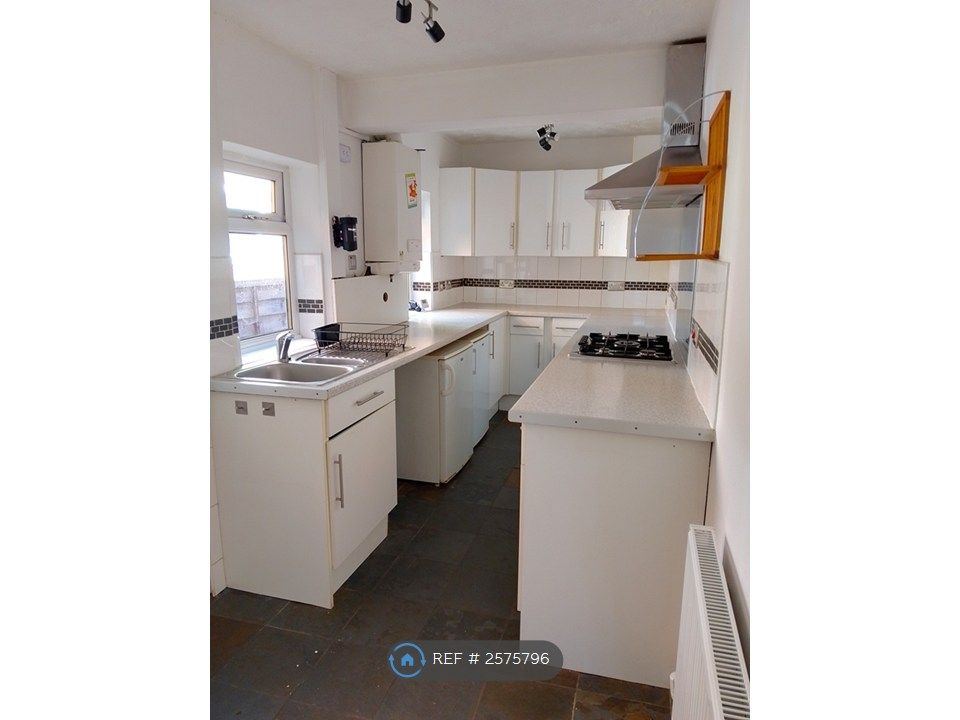 Property photo 3 of 9 Kitchen