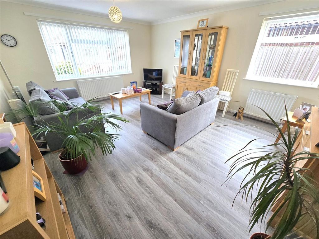 Property photo 2 of 16 Lounge