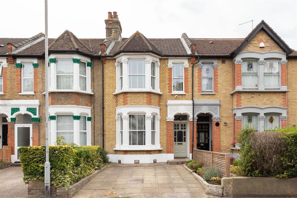 Property photo 1 of 37 Vicarage Road, E10