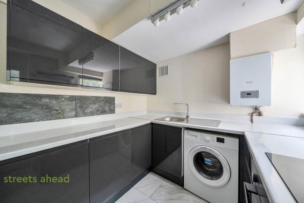 Property photo 2 of 14 0506B0Ad-376B-4E1...