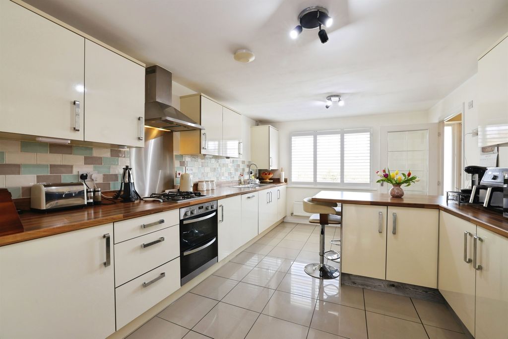 Property photo 2 of 18 Kitchen