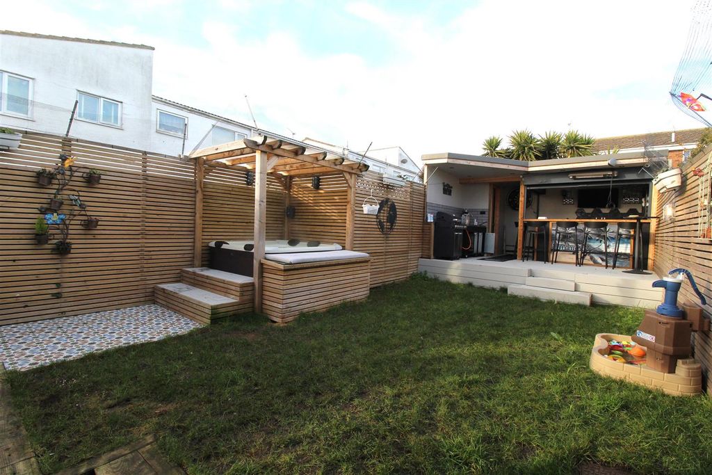 Property photo 2 of 15 Garden