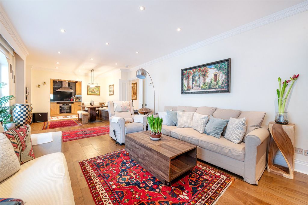 Property photo 3 of 8 Sitting Area