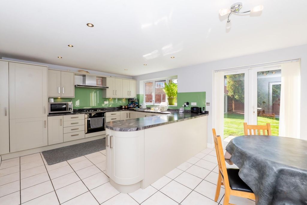 Property photo 2 of 28 Kitchen/Diner