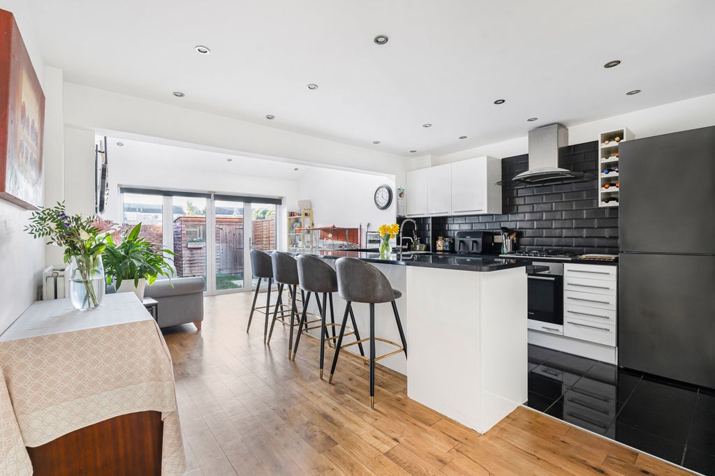 Property photo 2 of 13 Kitchen/Reception