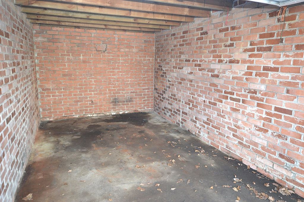 Property photo 2 of 2 Garage Internal