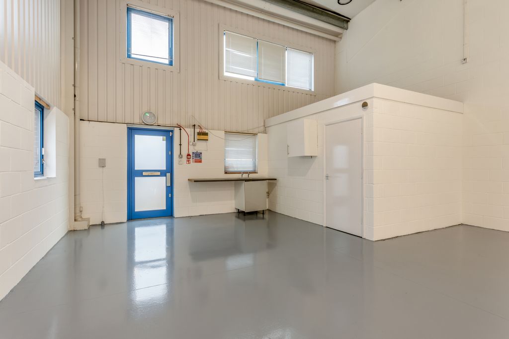 Property photo 3 of 14 8674015-Interior01-800