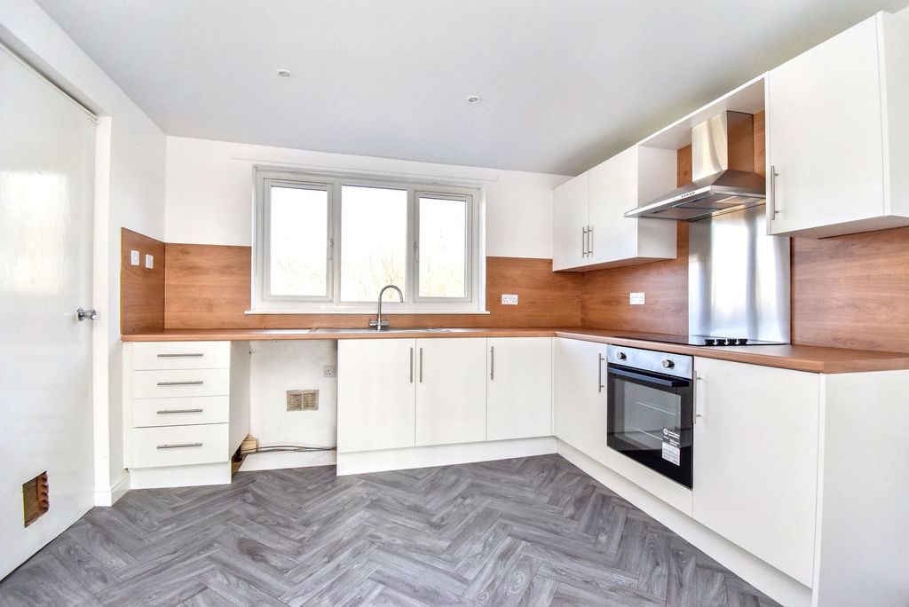 Property photo 1 of 6 Kitchen