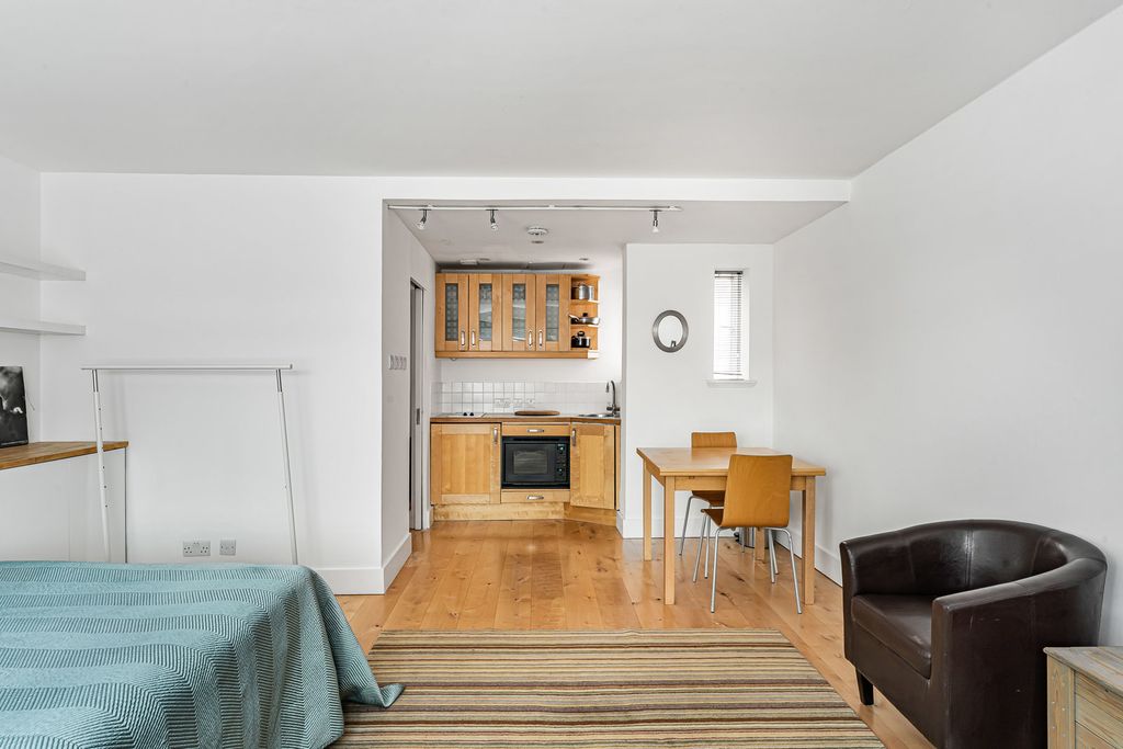 Property photo 3 of 12 Studio