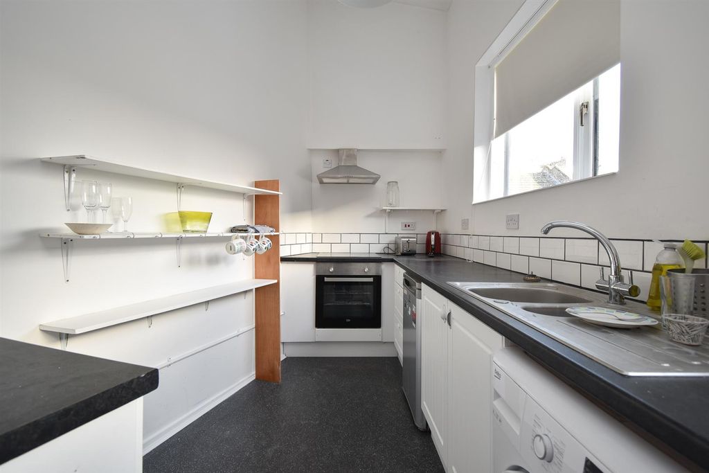 Property photo 3 of 29 Front First Floor Flat