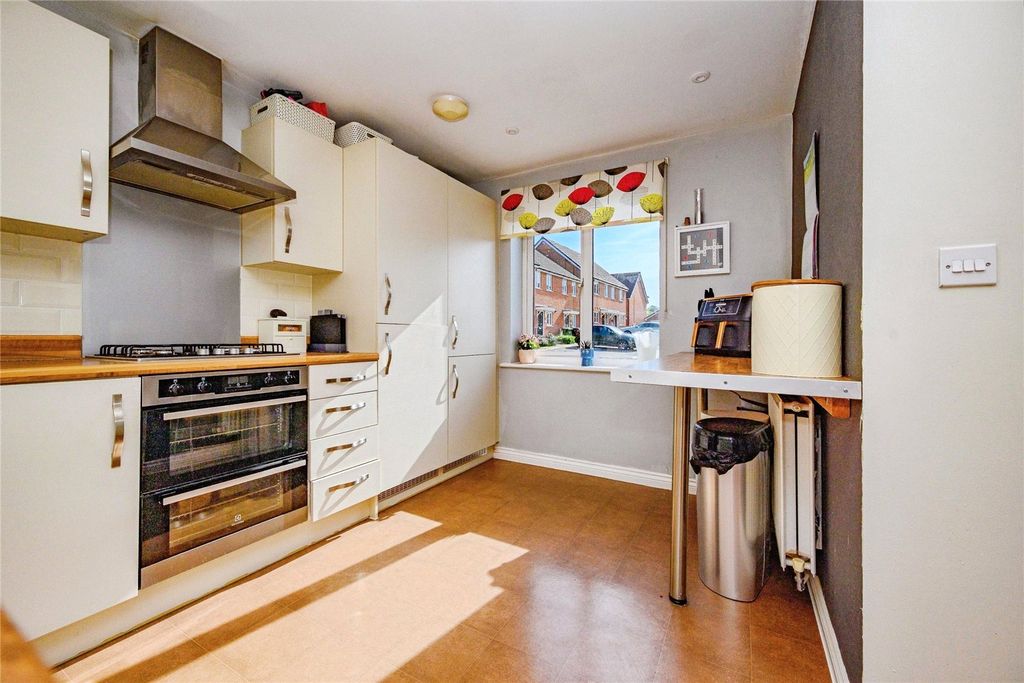 Additional image 7 of 5 bed end terrace house for saleFossett Grove, Dunstable, Bedfordshire LU6