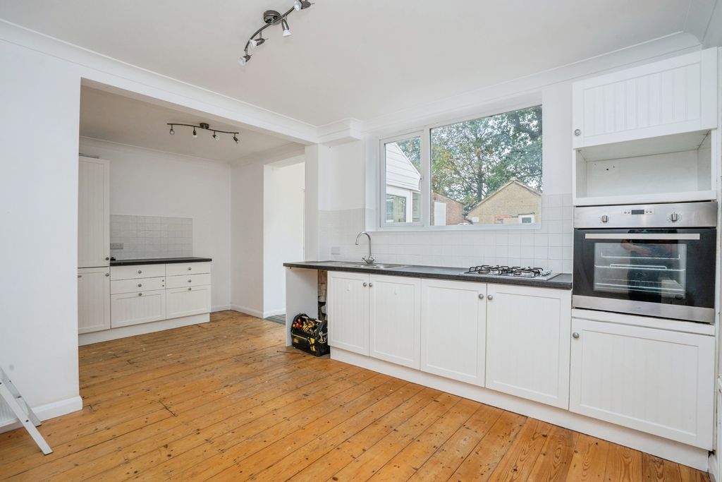 Property photo 3 of 9 Kitchen
