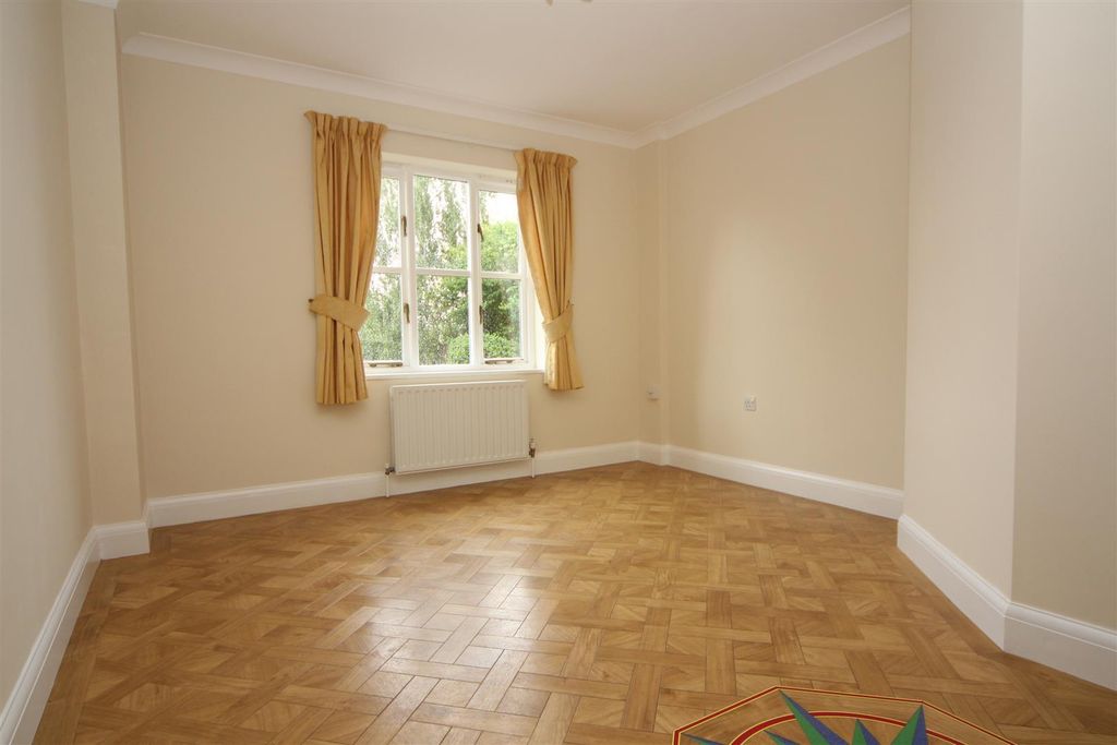 Property photo 3 of 18 Stickens Lane 4.Jpg