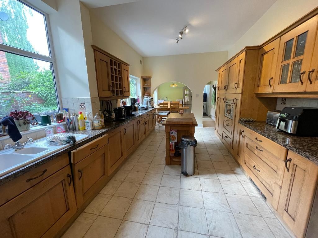 Property photo 3 of 19 Dining Kitchen