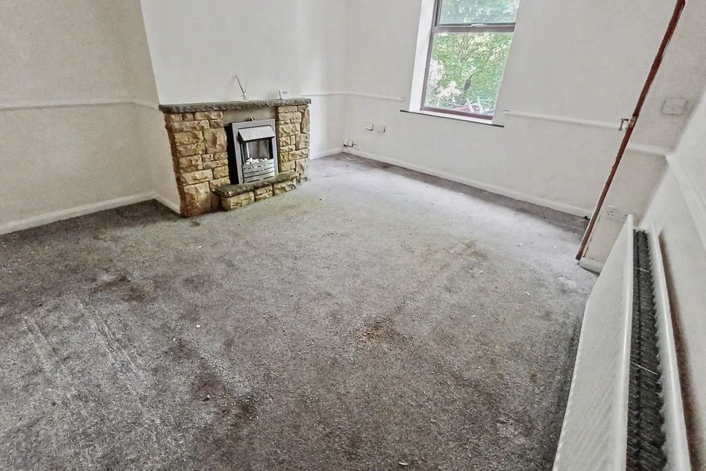 Property photo 2 of 13 239 Meltham Road, Netherton, Huddersfield, HD4 7Hl