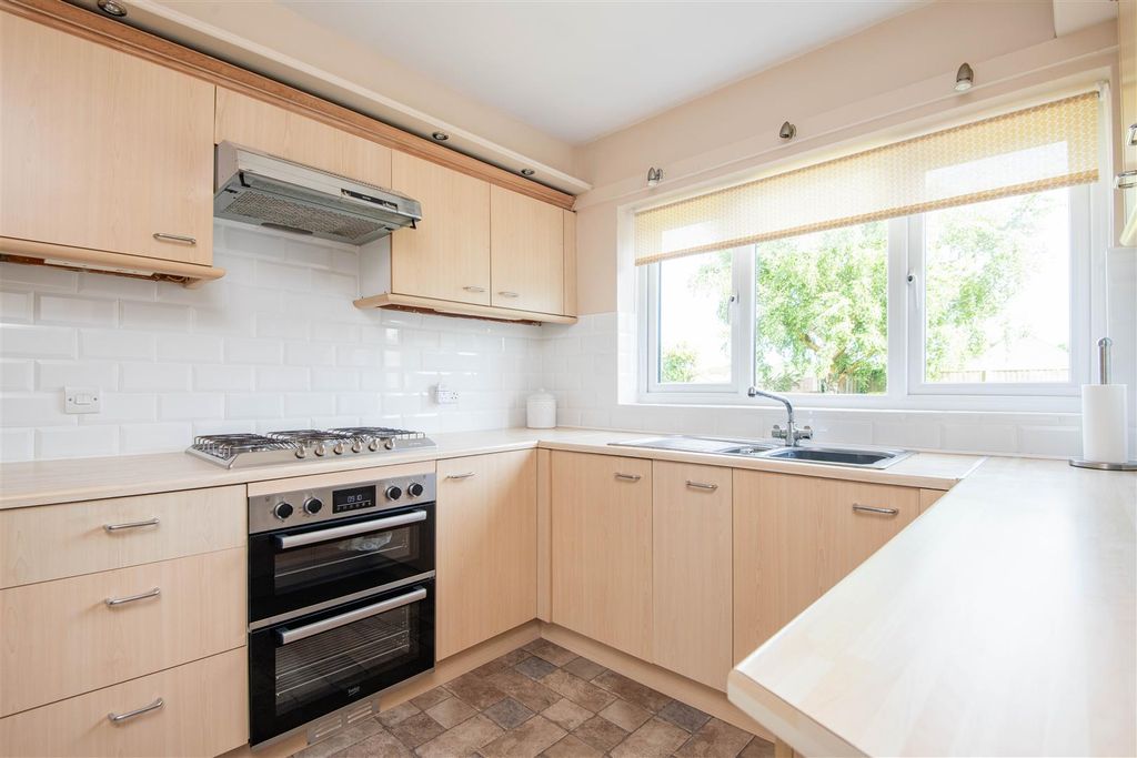 Property photo 3 of 17 Kitchen