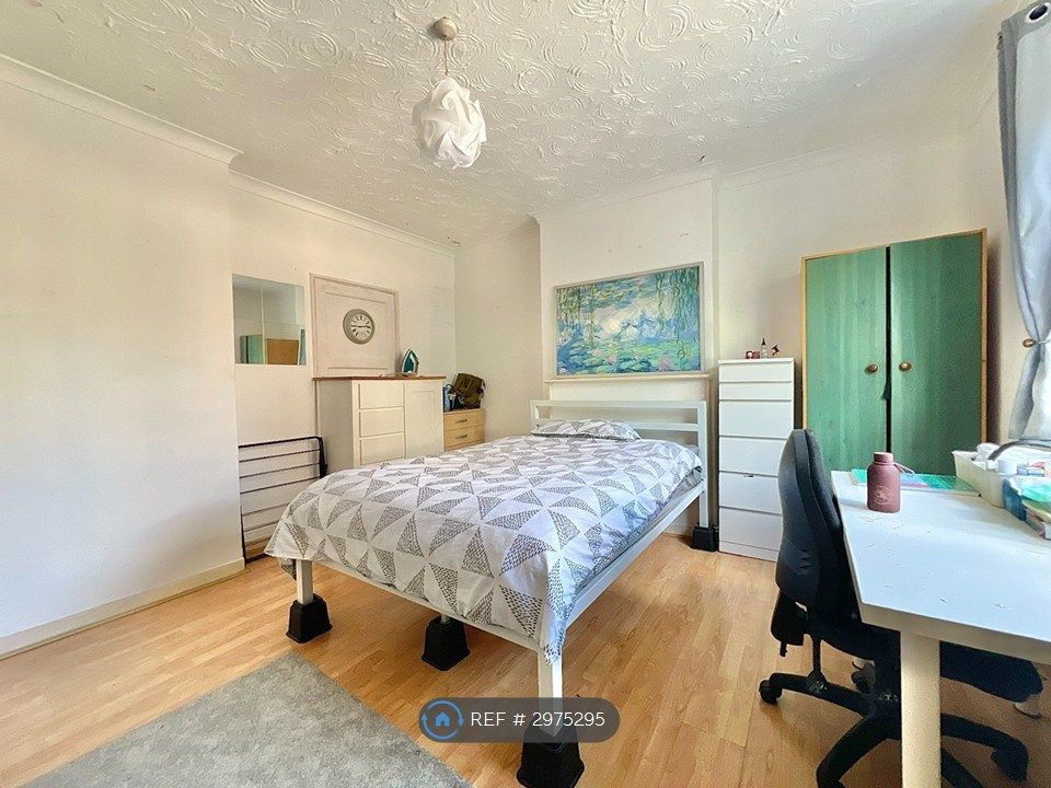Property photo 3 of 14 Large Room