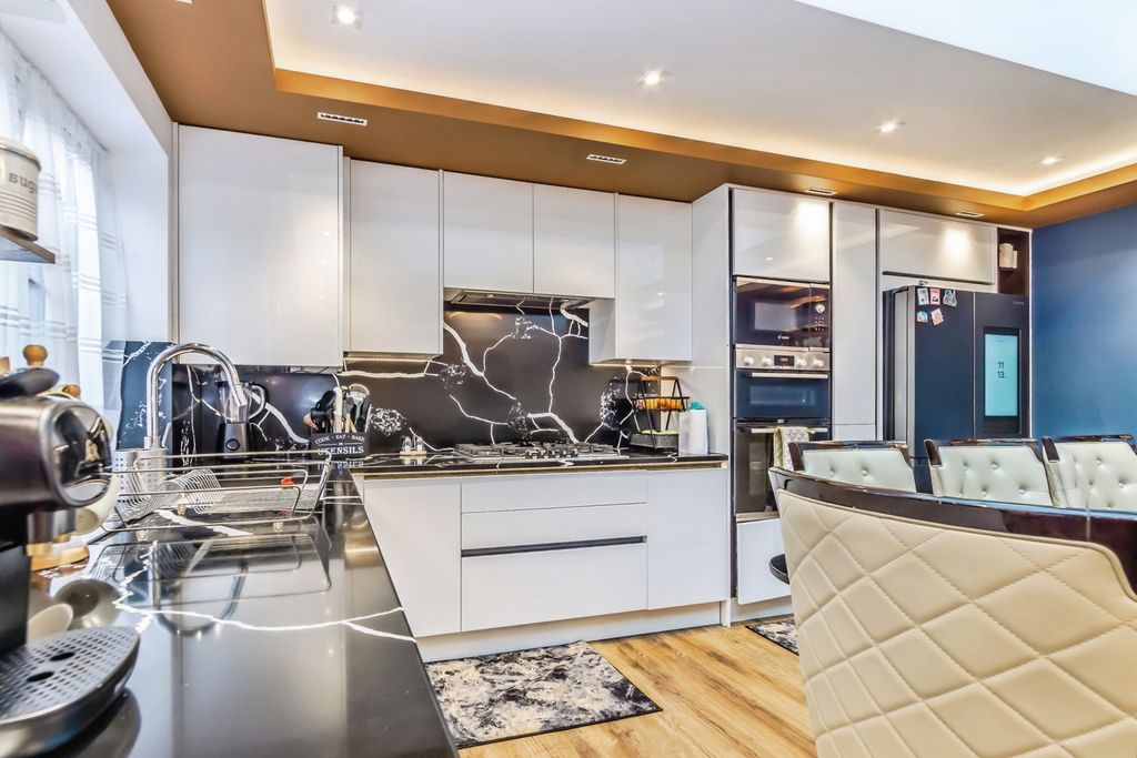 Property photo 3 of 35 Pbox-Img.Jpg