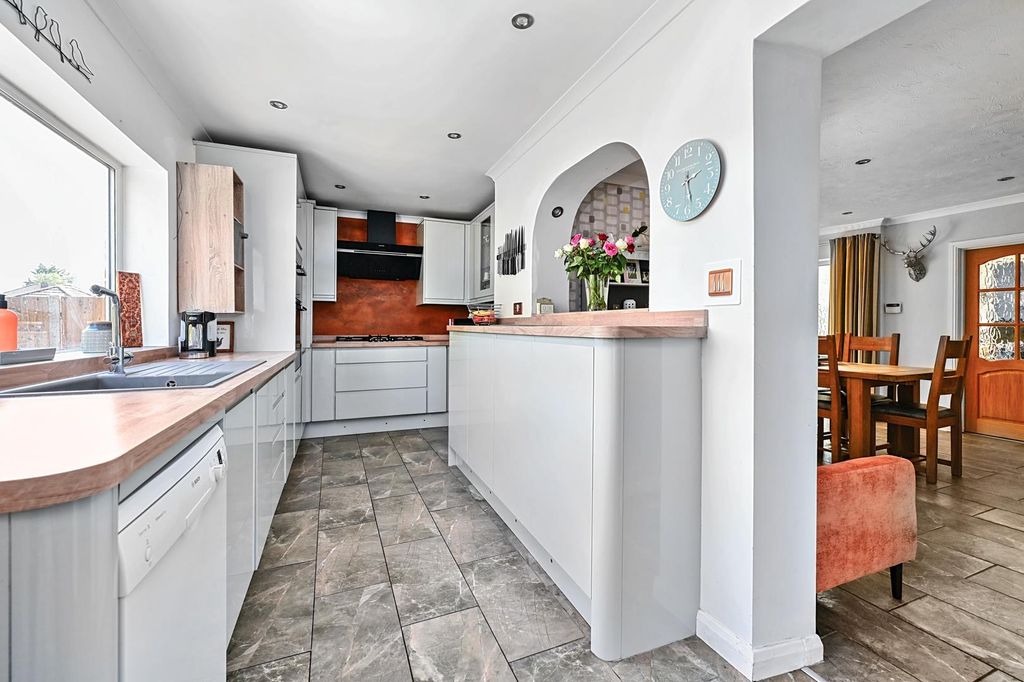 Property photo 3 of 17 Kitchen