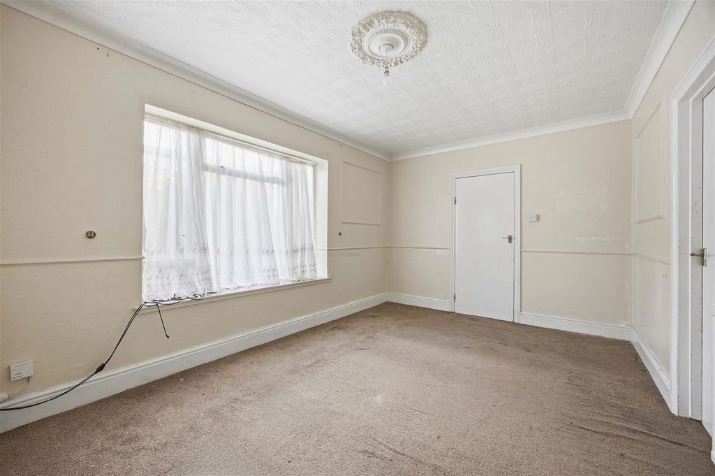 Property photo 3 of 18 Living Room