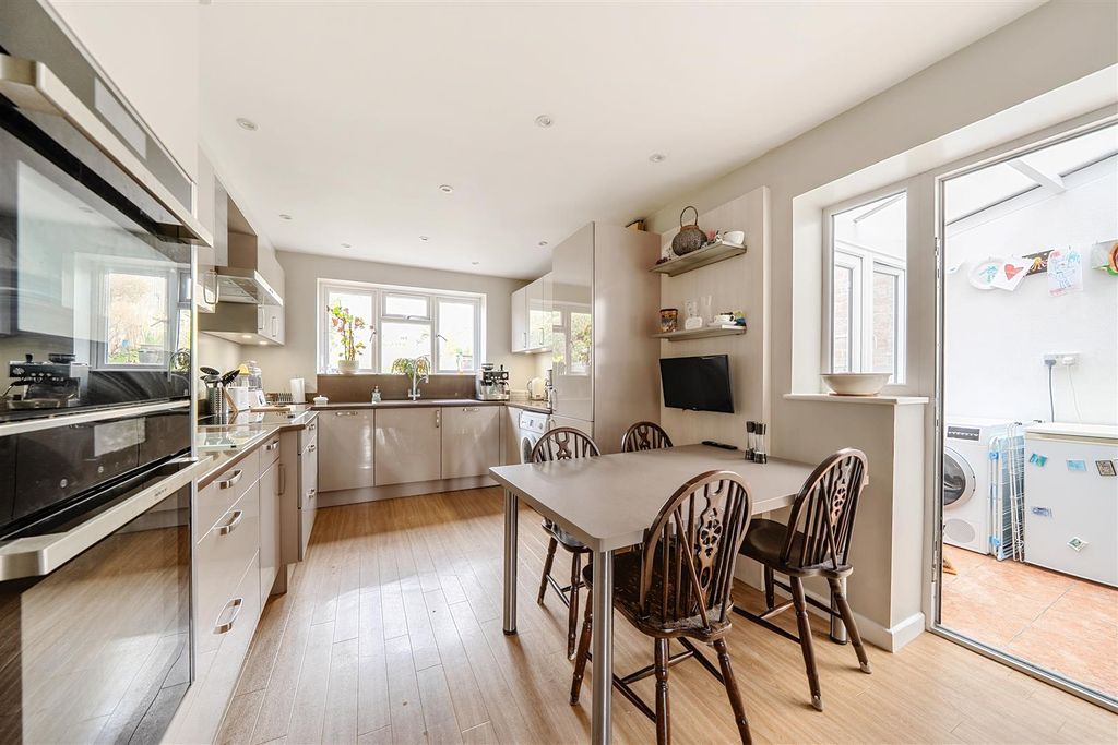 Property photo 3 of 13 Kitchen / Breakfast Room