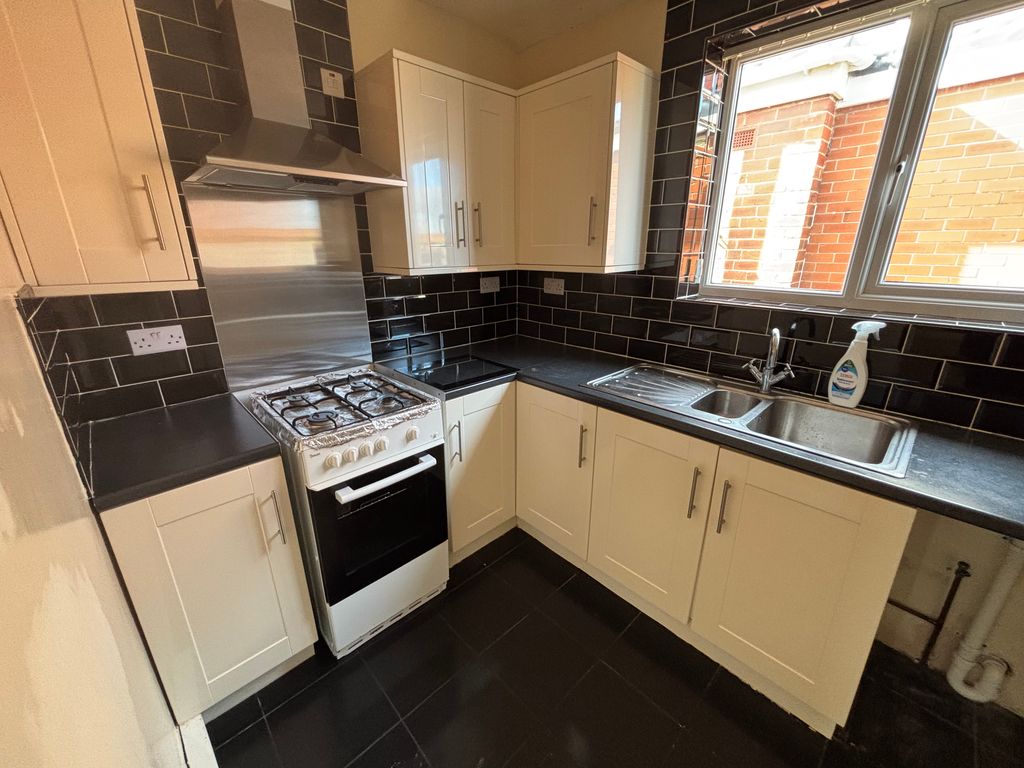 Property photo 3 of 13 Fitted Kitchen