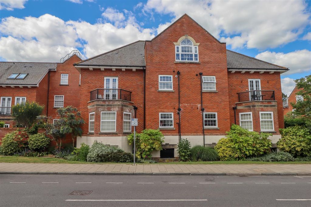 Additional image 20 of 2 bed flat for salePotters Place, Horsham RH12