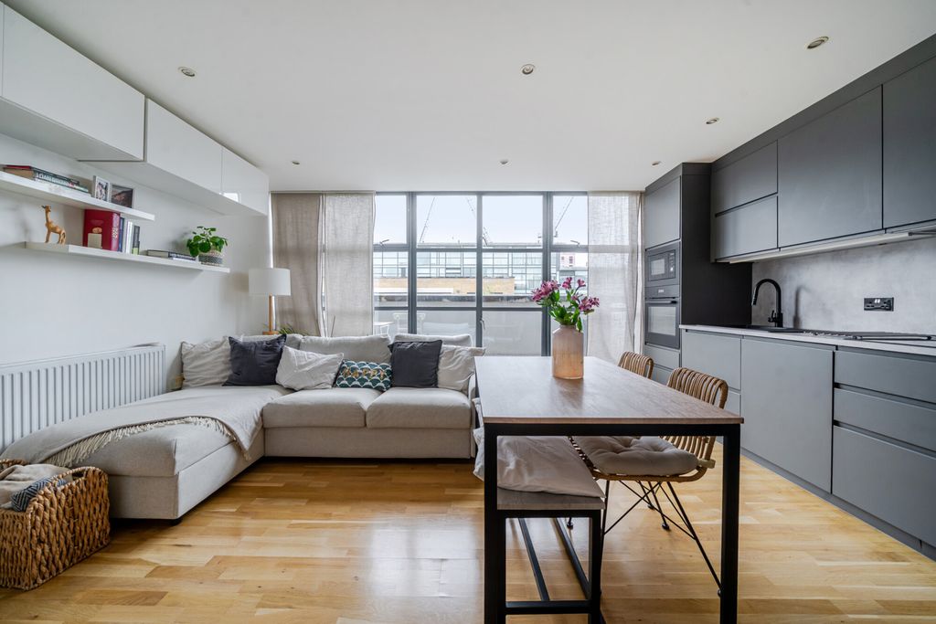 Property photo 2 of 16 1332104-7-688B387...
