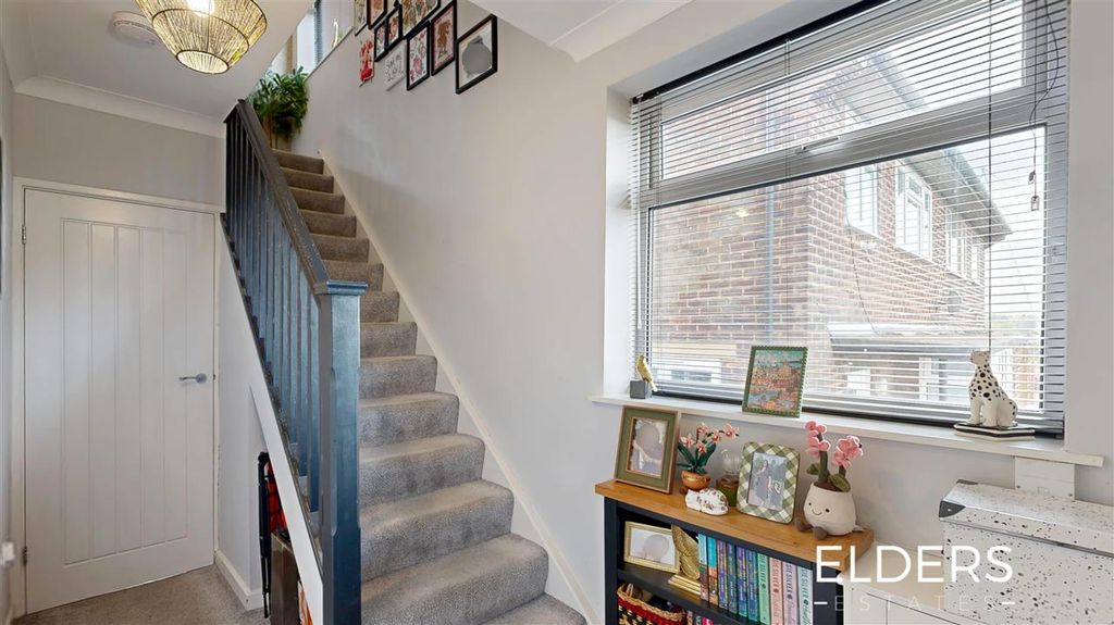 Property photo 2 of 12 Entrance Hall