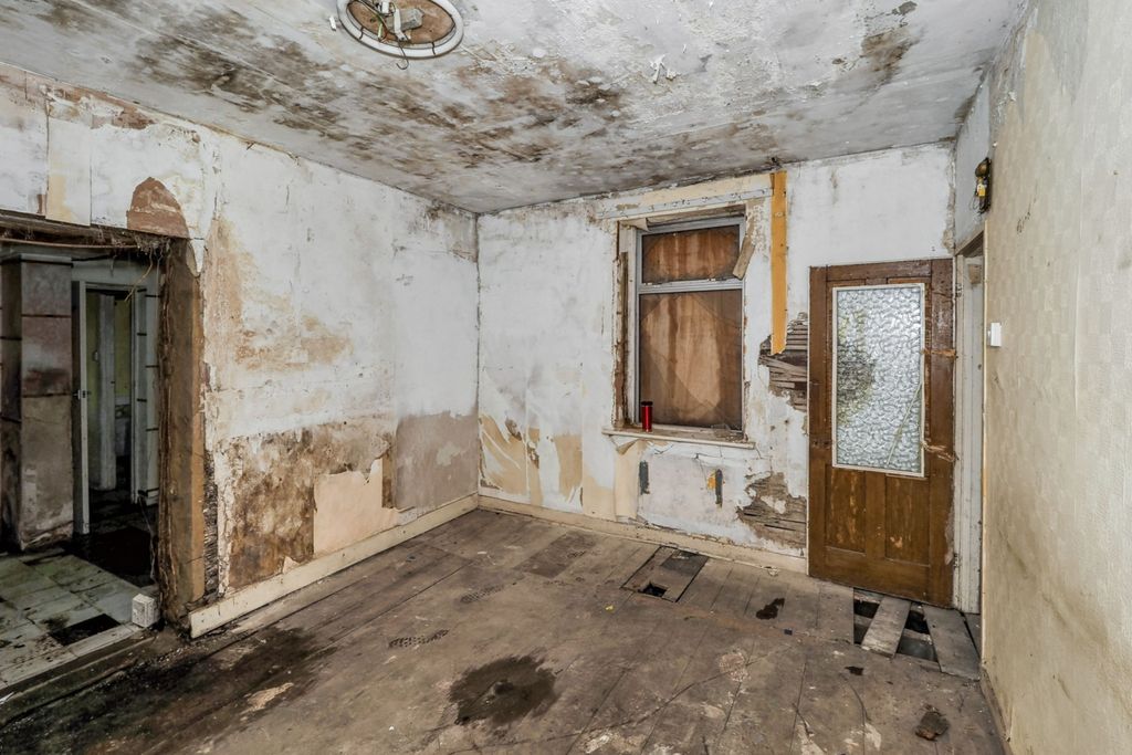 Property photo 2 of 14 16 Victoria Street, Sheerness, Kent, Me12 1Xz