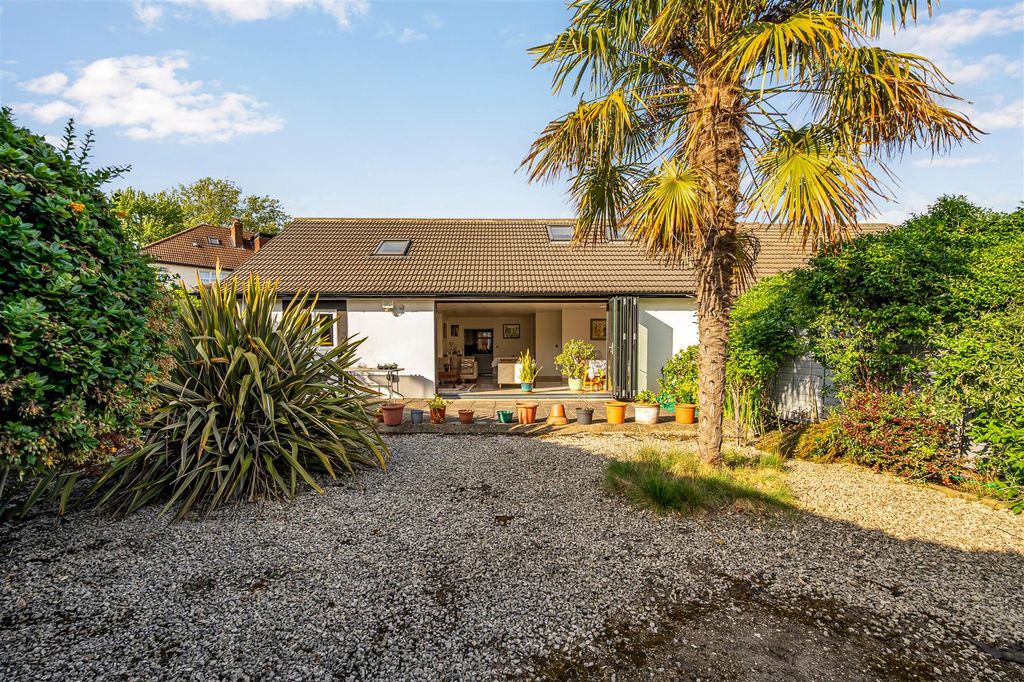Property photo 2 of 20 1, Lowfield Road-19.Jpg