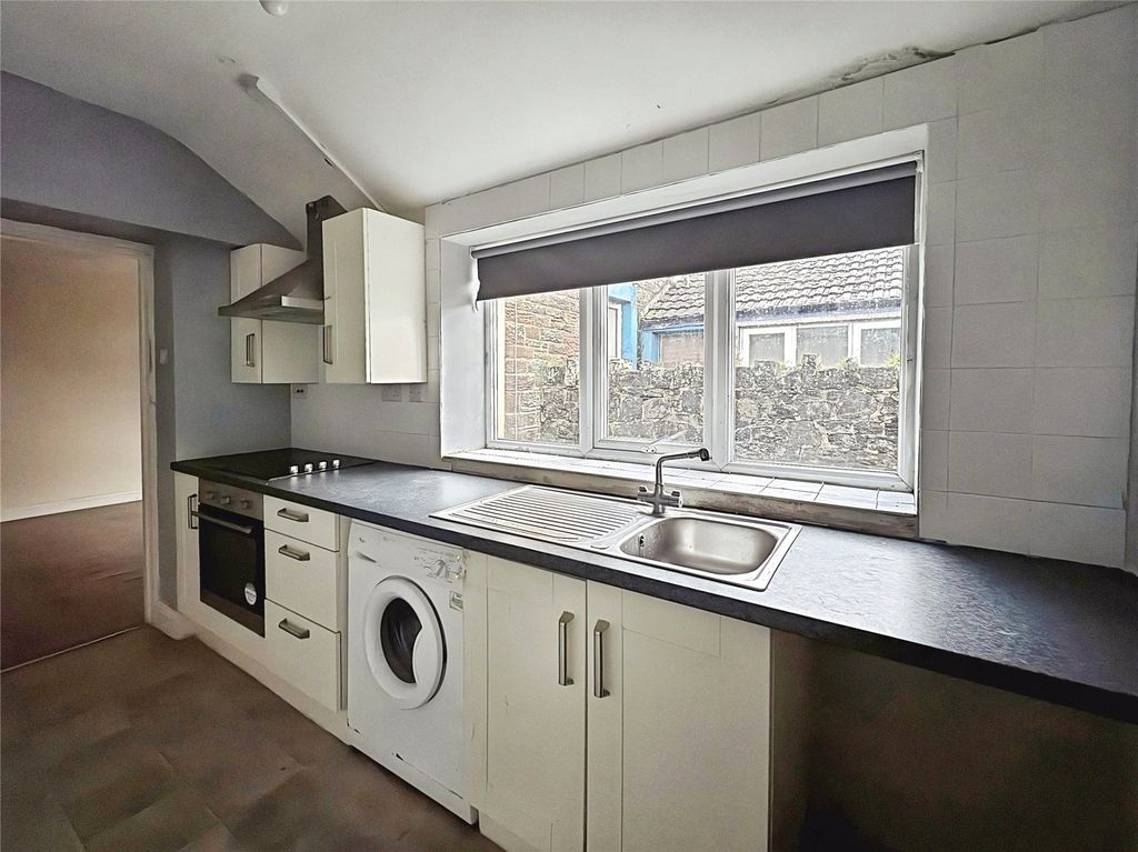 Property photo 3 of 12 Kitchen