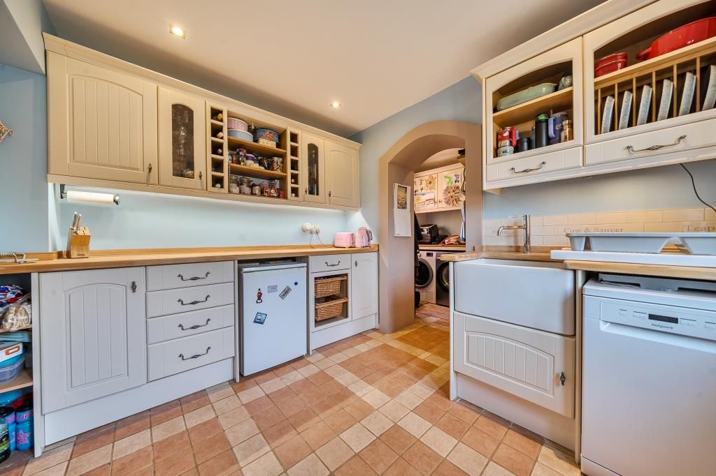 Property photo 3 of 21 Kitchen